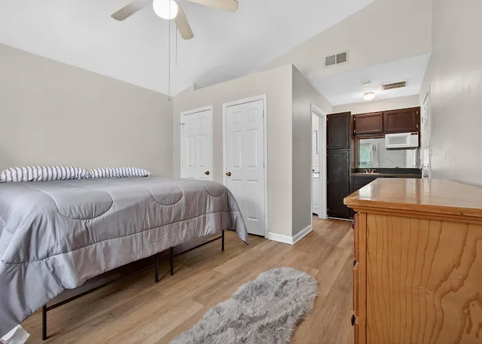 5 Min To Fsu King Beds Full Shower Arcade 65in Tv * Tallahassee